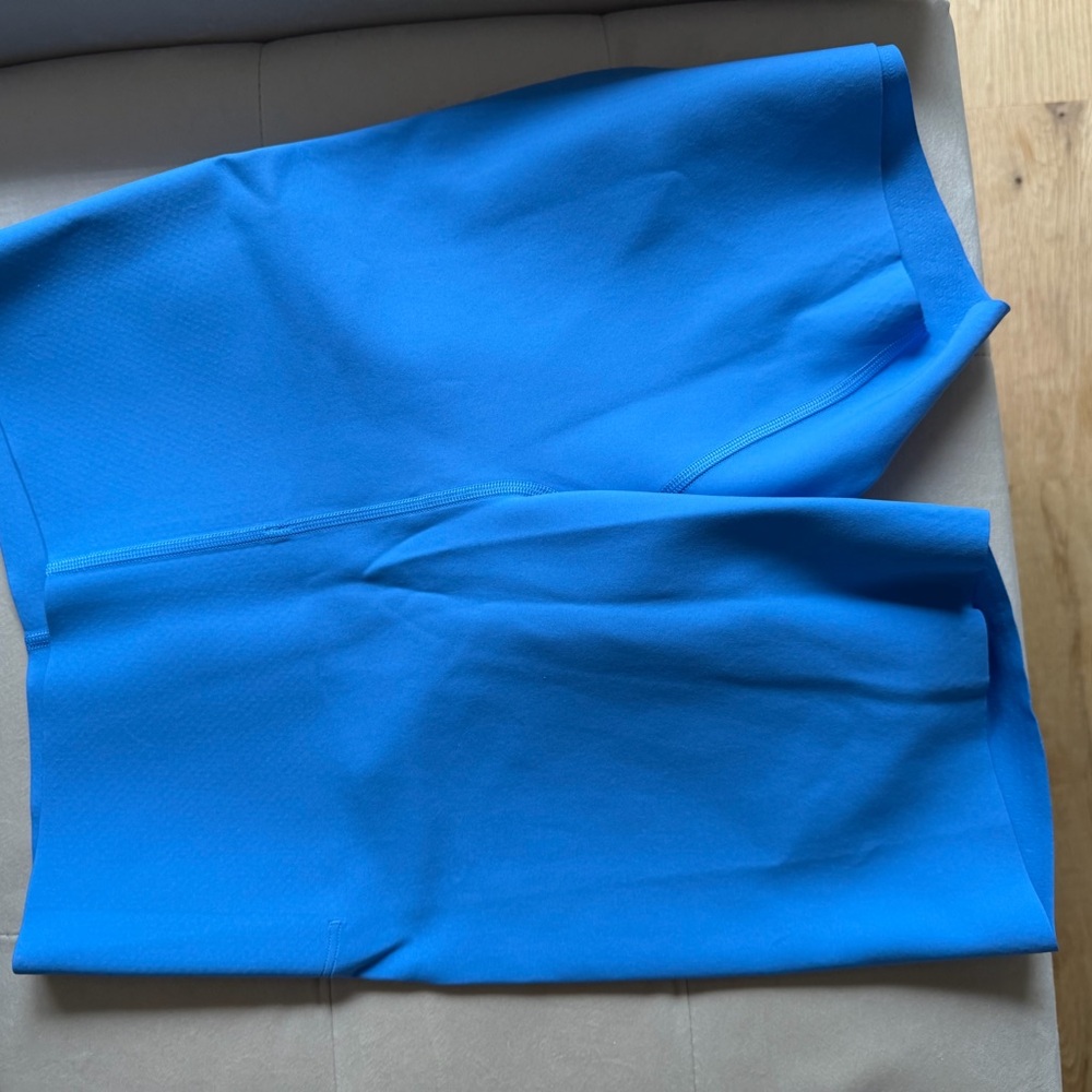 Lululemon glow up shorts 6” size 6 pool party NWOT